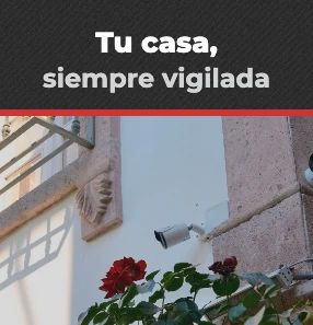Cámara de seguridad instalada en la fachada de una casa mediterránea: tu casa, siempre vigilada