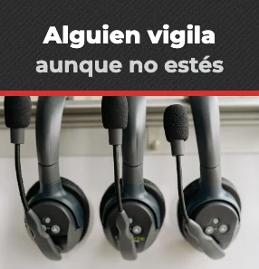 Auriculares de operadores en una central: alguien vigila aunque no estés