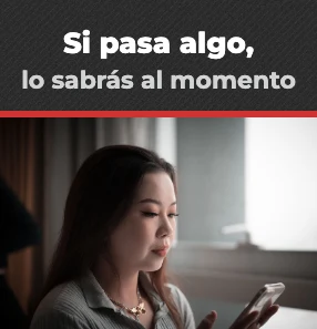 Mujer consultando el móvil en casa: si pasa algo, lo sabrás al momento