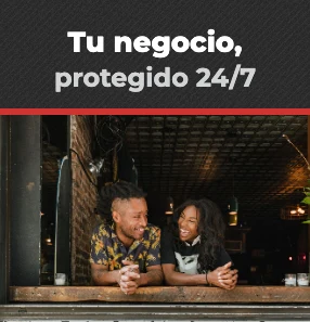 Comerciantes en la ventana de su local: tu negocio, protegido 24/7