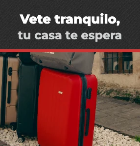 Maletas preparadas en la puerta de casa: vete tranquilo, tu casa te espera