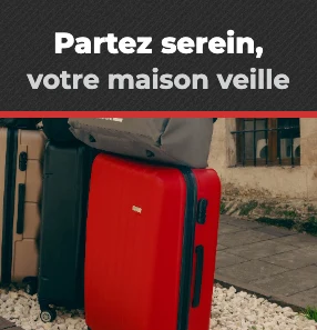 Valises devant la porte de la maison : partez serein, votre maison veille